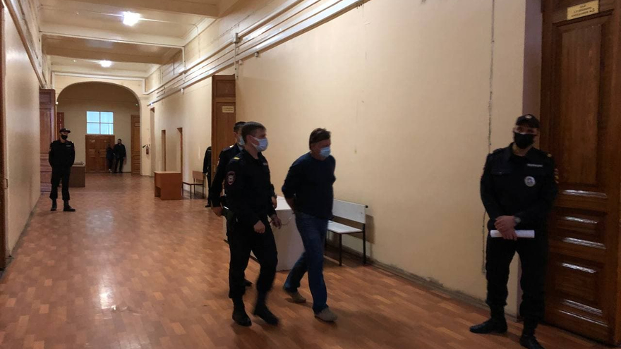 Суд не отпустил домой подозреваемого в мошенничестве Виталия Желанова: адвокат ищет положительные характеристики экс-архитектора Саратова