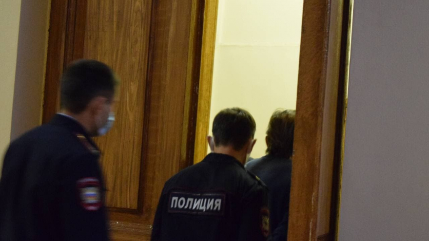 Суд не отпустил домой подозреваемого в мошенничестве Виталия Желанова: адвокат ищет положительные характеристики экс-архитектора Саратова