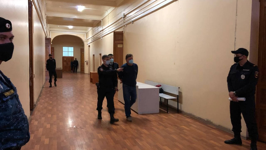 Суд не отпустил домой подозреваемого в мошенничестве Виталия Желанова: адвокат ищет положительные характеристики экс-архитектора Саратова
