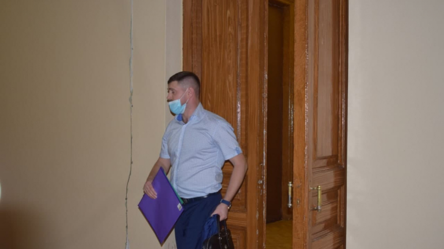 Суд не отпустил домой подозреваемого в мошенничестве Виталия Желанова: адвокат ищет положительные характеристики экс-архитектора Саратова