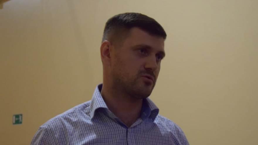 Суд не отпустил домой подозреваемого в мошенничестве Виталия Желанова: адвокат ищет положительные характеристики экс-архитектора Саратова