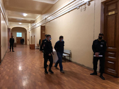 Суд не отпустил домой подозреваемого в мошенничестве Виталия Желанова: адвокат ищет положительные характеристики экс-архитектора Саратова