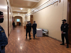 Суд не отпустил домой подозреваемого в мошенничестве Виталия Желанова: адвокат ищет положительные характеристики экс-архитектора Саратова
