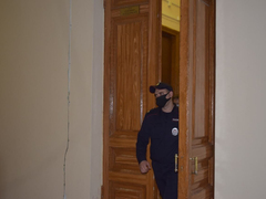Суд не отпустил домой подозреваемого в мошенничестве Виталия Желанова: адвокат ищет положительные характеристики экс-архитектора Саратова
