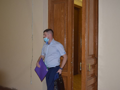 Суд не отпустил домой подозреваемого в мошенничестве Виталия Желанова: адвокат ищет положительные характеристики экс-архитектора Саратова