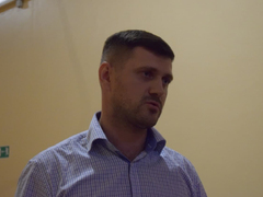 Суд не отпустил домой подозреваемого в мошенничестве Виталия Желанова: адвокат ищет положительные характеристики экс-архитектора Саратова