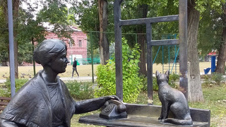 В Саратове восстановили памятник Позвони маме: вандалы изуродовали его в конце лета