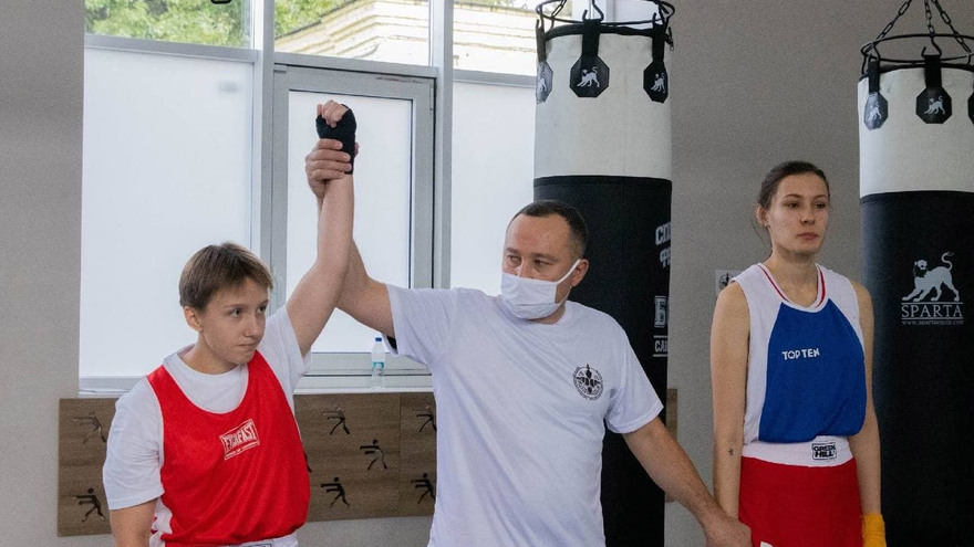 Продержаться в бою: спортсменка из Саратовской области готовится к чемпионату мира, где оппоненты играют в шахматы, а потом избивают друг друга