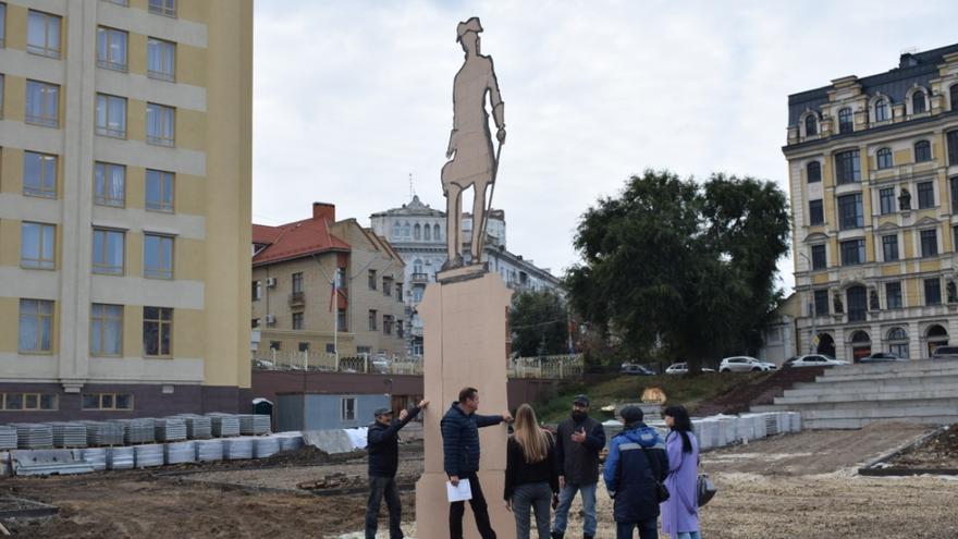 На саратовской набережной примерили скульптуру Петра I