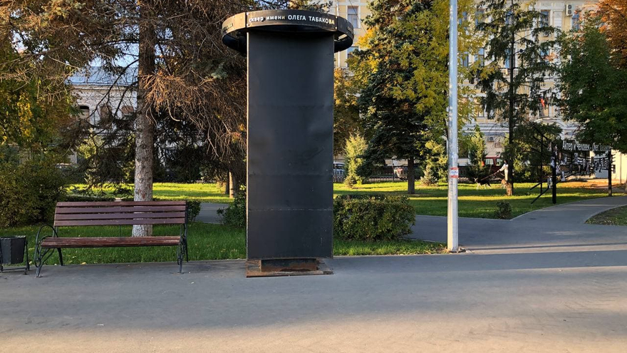 Изуродованный вандалами мемориал актеру Олегу Табакову: тумбу не привели в порядок за четыре месяца, она начала ржаветь