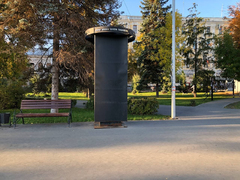 Изуродованный вандалами мемориал актеру Олегу Табакову: тумбу не привели в порядок за четыре месяца, она начала ржаветь