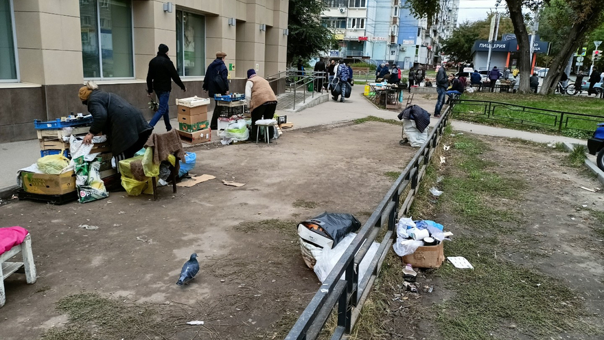 В Заводском районе пожаловались на торговцев, которые устроили стихийную свалку после ярмарки 
