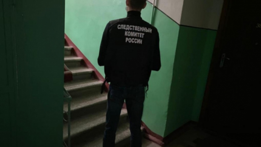 В подъезде десятиэтажки на Аткарской нашли труп молодого мужчины