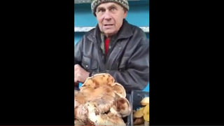Угрозы, запугивания, конкуренция. На рынке в Солнечном пенсионер “уничтожил” детский стартап по продаже грибов