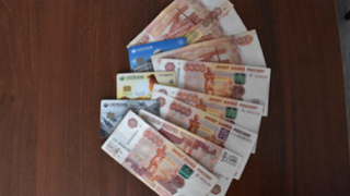 В Саратове молодой ухажер украл у опытной возлюбленной 150 тысяч с карты