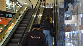 Коронавирус: полицейский бегал за женщиной без маски по Манежу
