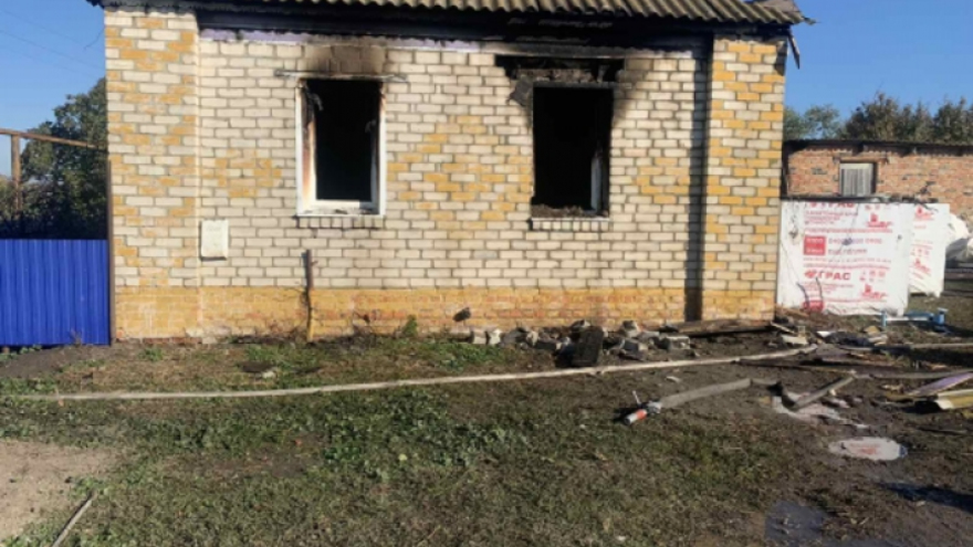 Мужчина сгорел в собственном доме, пытаясь потушить огонь: 8 человек спаслись