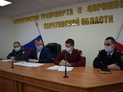 Чиновник потребовал, чтобы саратовские перевозчики наказывали непривитых водителей