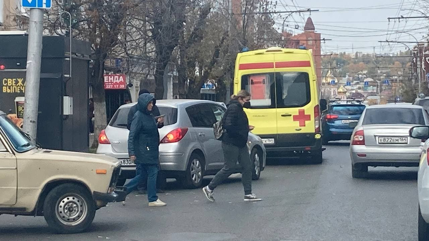 В центре Саратова пенсионерка попала под колеса Nissan