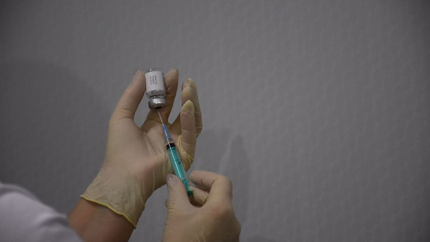Неверие в опасность вируса: в Саратовской области прививку от COVID-19 сделали 35,5% жителей
