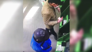 Саратовец в маршрутке обчистил пенсионерку: мужчина похитил кошелек и серьги