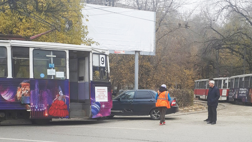 В центре Саратова трамвай врезался в Ладу