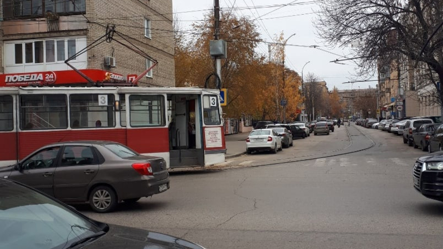 В центре Саратова трамвай врезался в Ладу