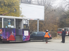 В центре Саратова трамвай врезался в Ладу