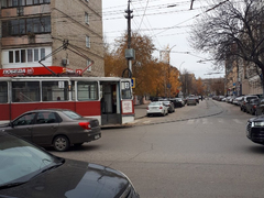 В центре Саратова трамвай врезался в Ладу
