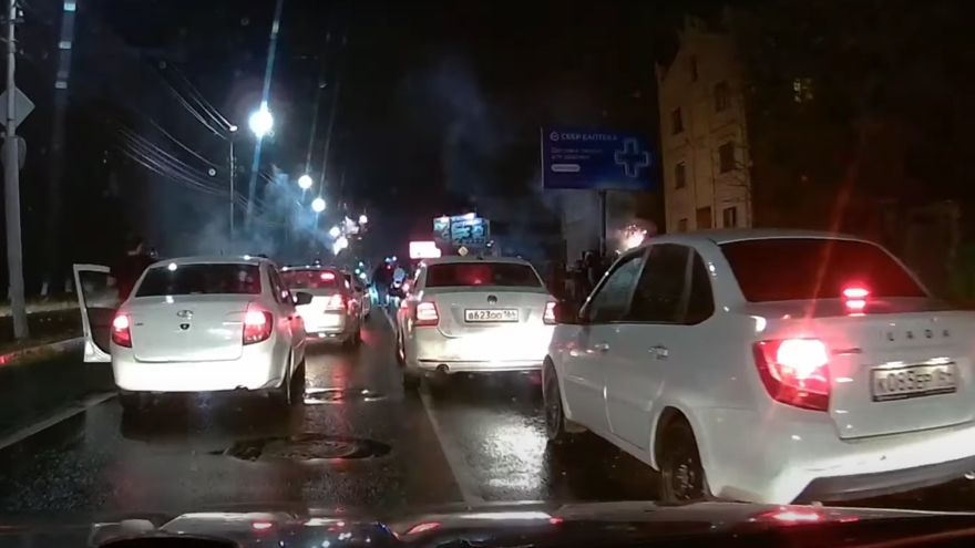 В Саратове автомобилисты перекрыли дорогу и запустили фейерверки: возбуждены дела