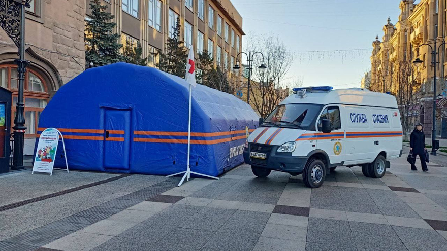 На проспекте Кирова в Саратове заработал первый мобильный пункт вакцинации от COVID-19
