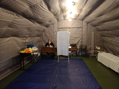 На проспекте Кирова в Саратове заработал первый мобильный пункт вакцинации от COVID-19
