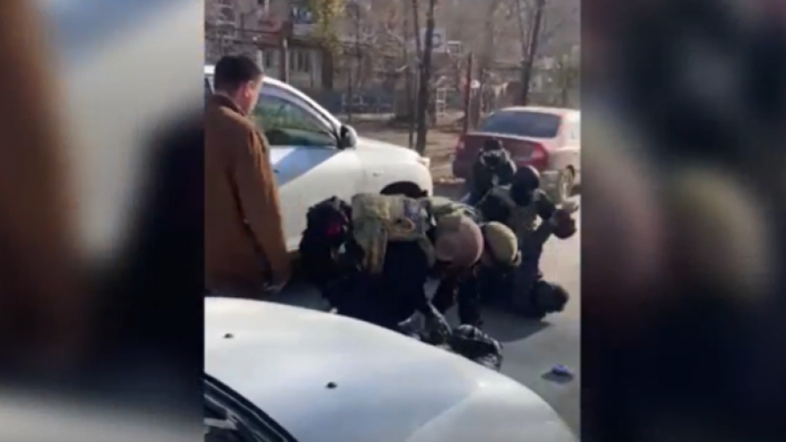 Дорожная разборка в Саратове: молодому человеку угрожали пистолетом из-за девушки, которую едва не задавила машина