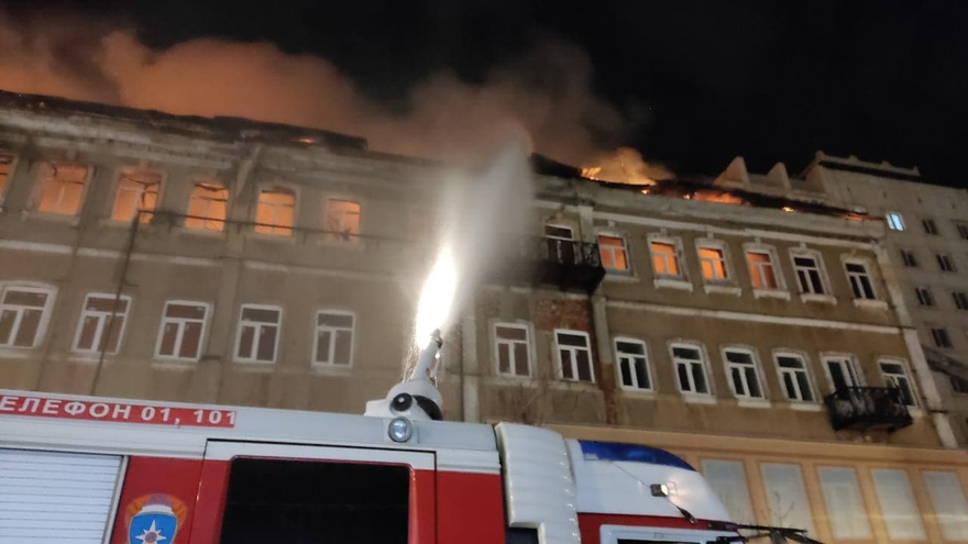 День народного единства в Саратове начался с пожара в гостинице Россия: площадь горения составила 2,4 тысячи квадратных метров