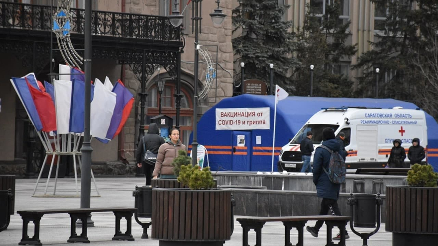 Локдаун. В День народного единства саратовцы гуляли толпами без масок (фоторепортаж)