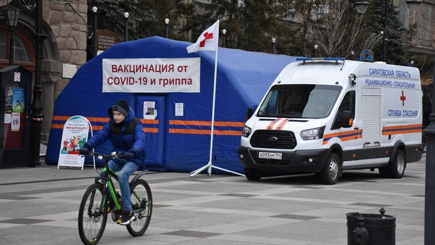 Локдаун. В День народного единства саратовцы гуляли толпами без масок (фоторепортаж)