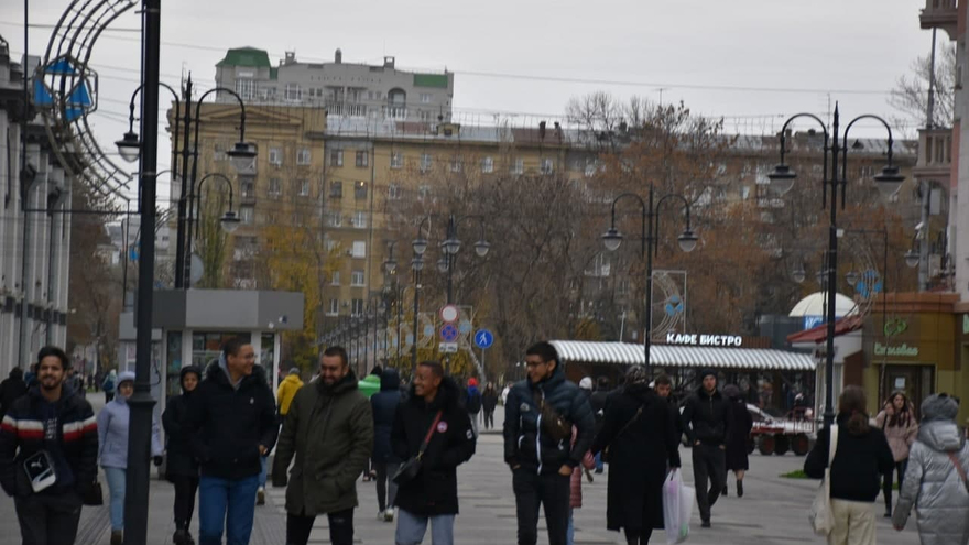 Локдаун. В День народного единства саратовцы гуляли толпами без масок (фоторепортаж)