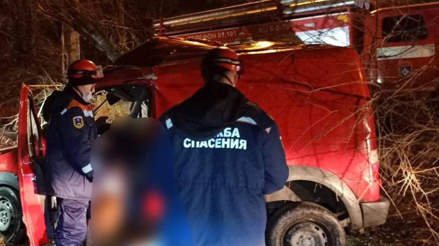 В Энгельсе водитель протаранил дерево: погибла пассажирка