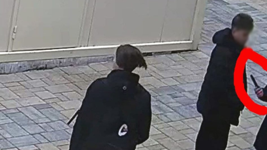 Справили нужду, разрисовали стены, сломали потолок: в Балашове вандалы изуродовали общественный туалет