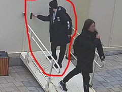 Справили нужду, разрисовали стены, сломали потолок: в Балашове вандалы изуродовали общественный туалет
