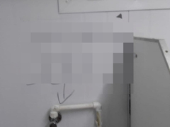Справили нужду, разрисовали стены, сломали потолок: в Балашове вандалы изуродовали общественный туалет