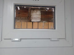 Справили нужду, разрисовали стены, сломали потолок: в Балашове вандалы изуродовали общественный туалет