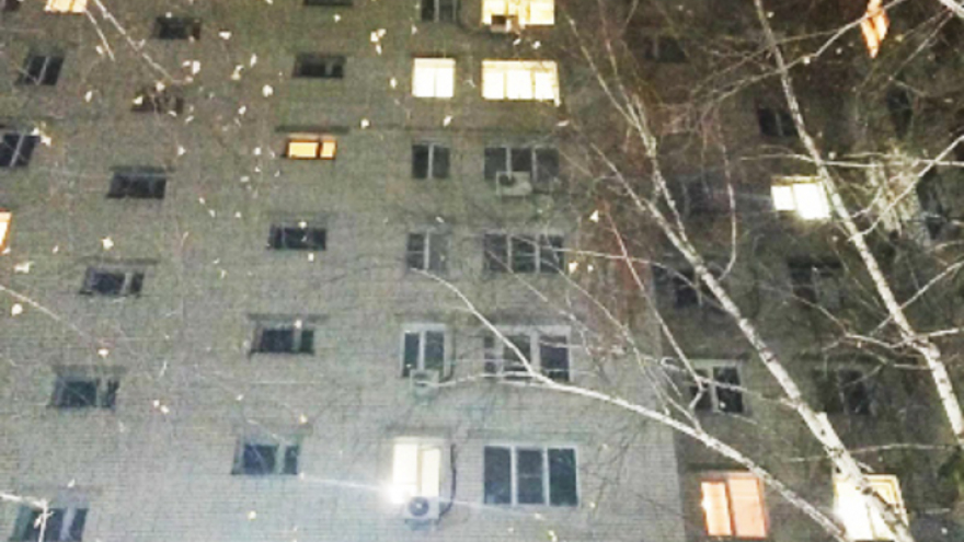 В Саратове упавший кирпич убил пенсионера: в доме уже два месяца ремонтируют крышу