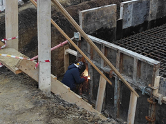 В Татищевском районе начали строить мост: местные жители надеются, что он избавит переезд от пробок