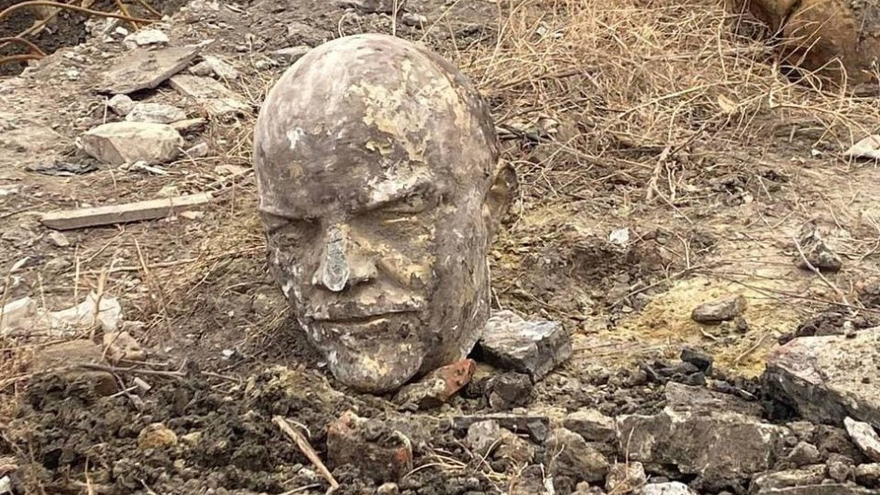 В Саратове под землей нашли голову памятника Ленину