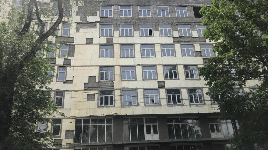 А вдруг кто-нибудь упадет?: жители Заводского района пожаловались на опасное заброшенное здание