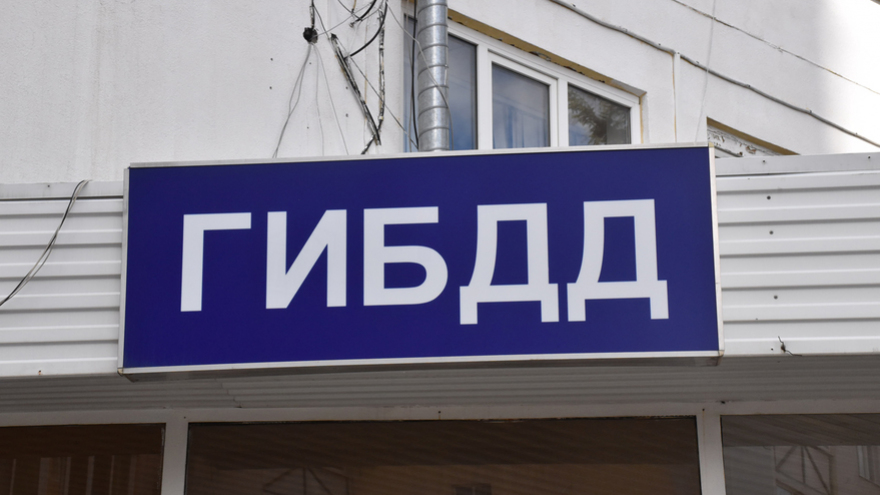 В Саратове за взятку задержали замначальника РЭО ГИБДД: полицейскому принесли деньги в служебный кабинет