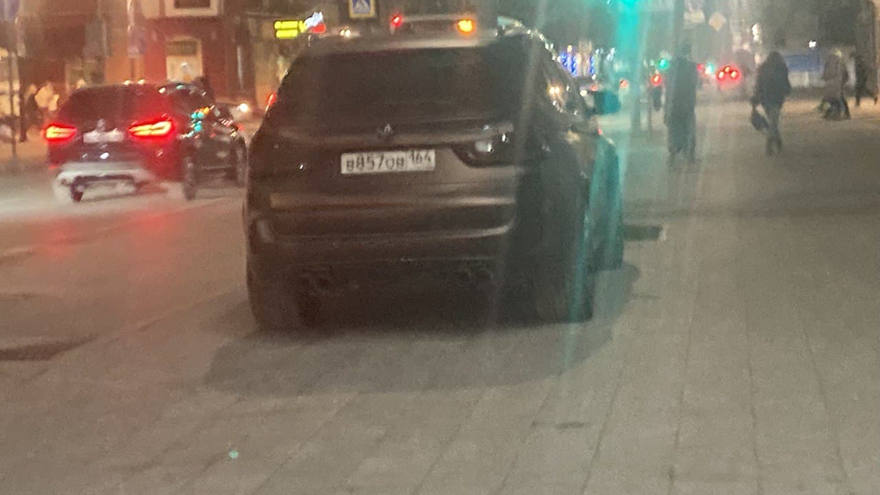 Автохам на немецкой иномарке припарковался на тротуаре в центре Саратова