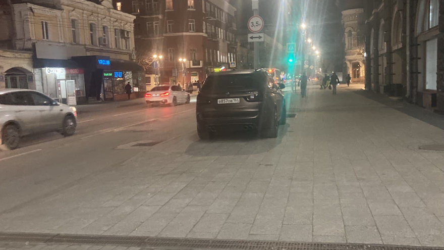 Автохам на немецкой иномарке припарковался на тротуаре в центре Саратова