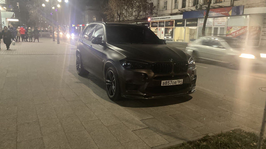 Автохам на немецкой иномарке припарковался на тротуаре в центре Саратова